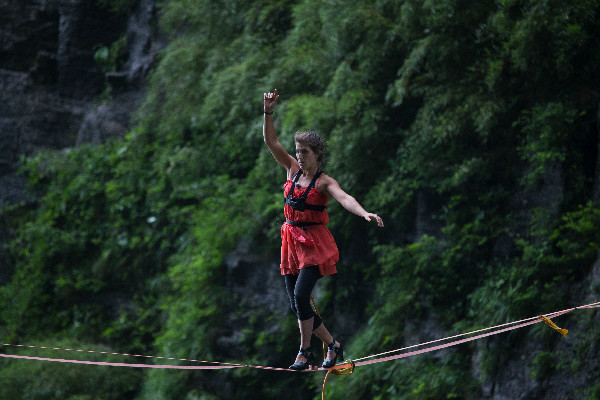 驚險！張家界天門山舉行女子高跟鞋走扁帶比賽