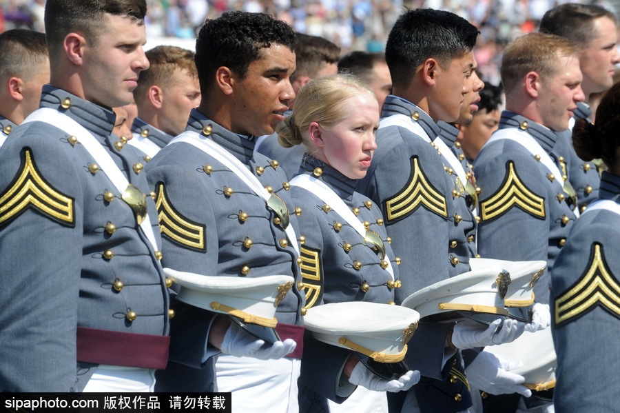 美國(guó)西點(diǎn)軍校舉行畢業(yè)典禮 學(xué)員拋帽慶祝