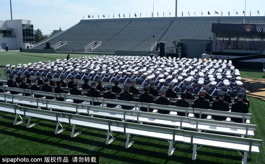 美國(guó)西點(diǎn)軍校舉行畢業(yè)典禮 學(xué)員拋帽慶祝