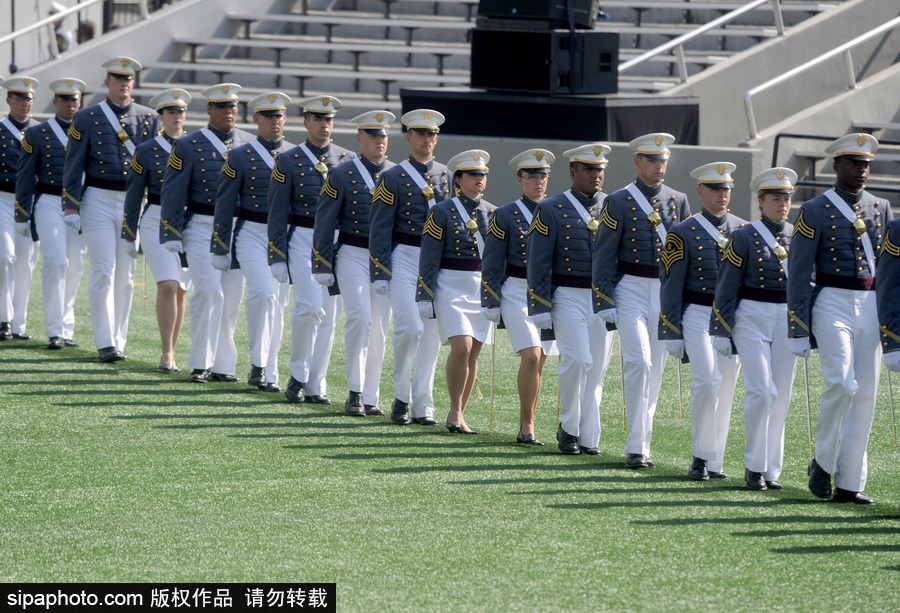 美國西點軍校舉行畢業(yè)典禮 學(xué)員拋帽慶祝