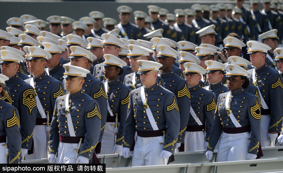 美國(guó)西點(diǎn)軍校舉行畢業(yè)典禮 學(xué)員拋帽慶祝