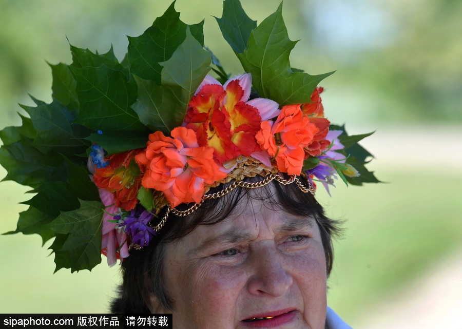 白俄羅斯民眾迎接五旬節(jié) 頭戴楓葉花冠慶祝