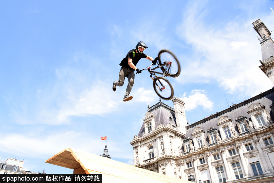 擺脫地球引力 法國(guó)巴黎街頭上演炫酷自行車特技