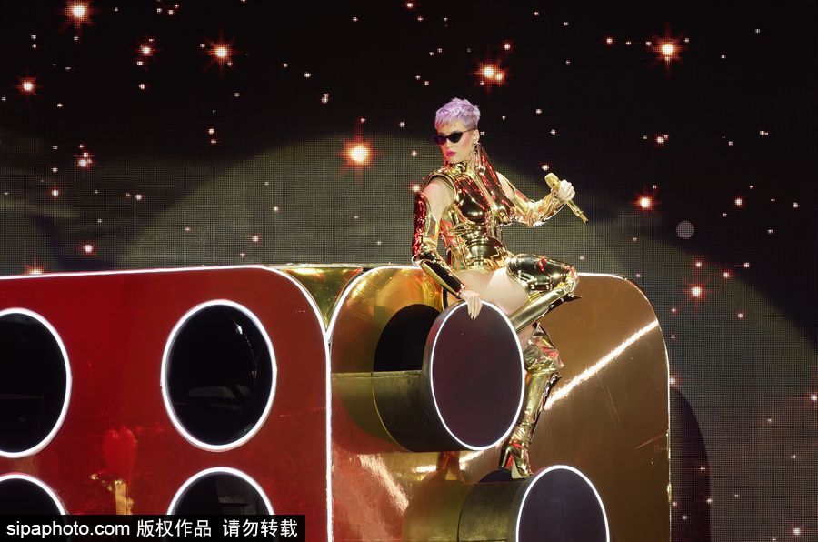 “水果姐”凱蒂·佩里巴黎火爆開唱 “金色盔甲”超炫舞臺(tái)效果