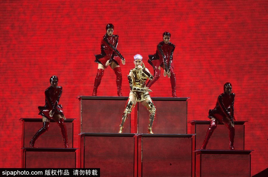 “水果姐”凱蒂·佩里巴黎火爆開(kāi)唱 “金色盔甲”超炫舞臺(tái)效果