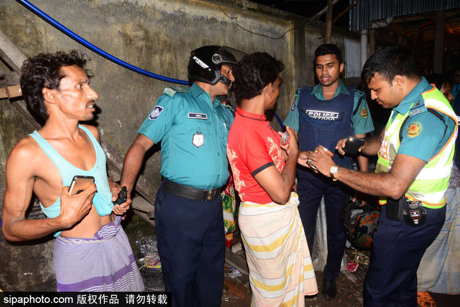 孟加拉開展街頭禁毒行動 警察當(dāng)街搜捕嫌疑人
