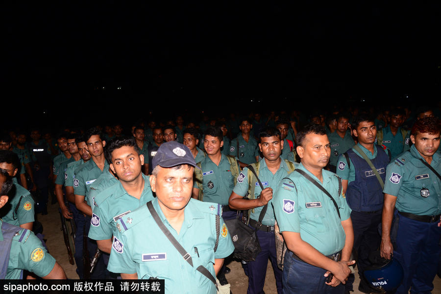 孟加拉開展街頭禁毒行動(dòng) 警察當(dāng)街搜捕嫌疑人