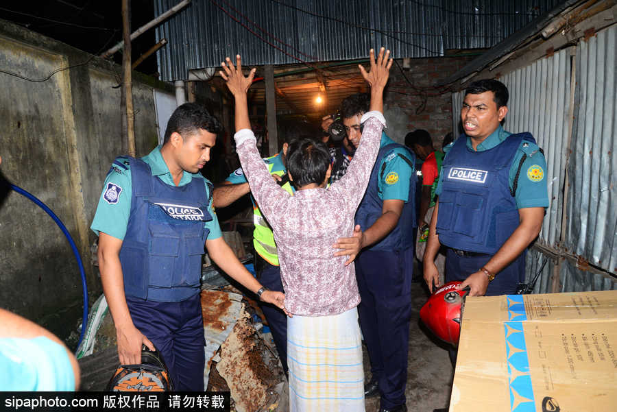 孟加拉開展街頭禁毒行動 警察當(dāng)街搜捕嫌疑人
