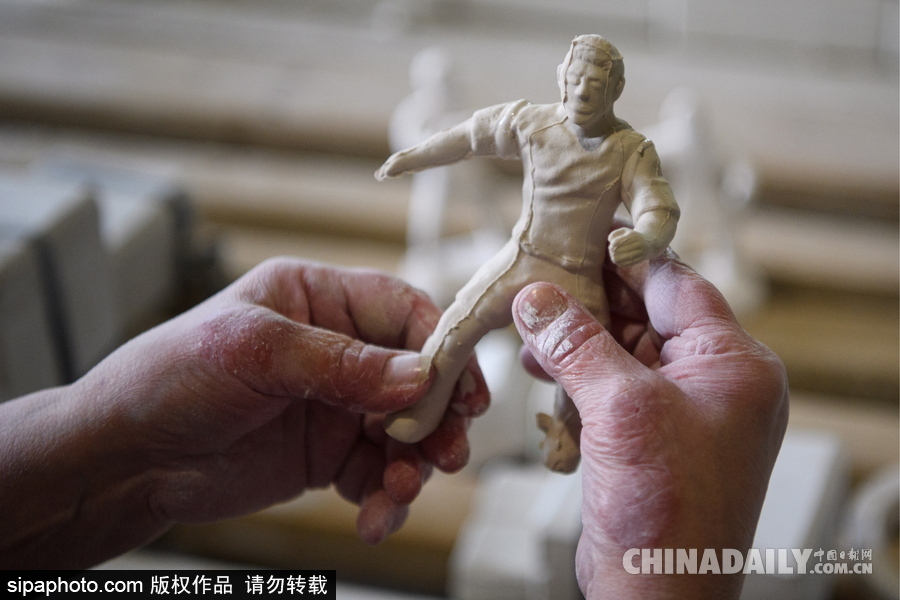 世界杯周邊產(chǎn)品誕生記 探訪俄羅斯陶瓷紀念品加工廠
