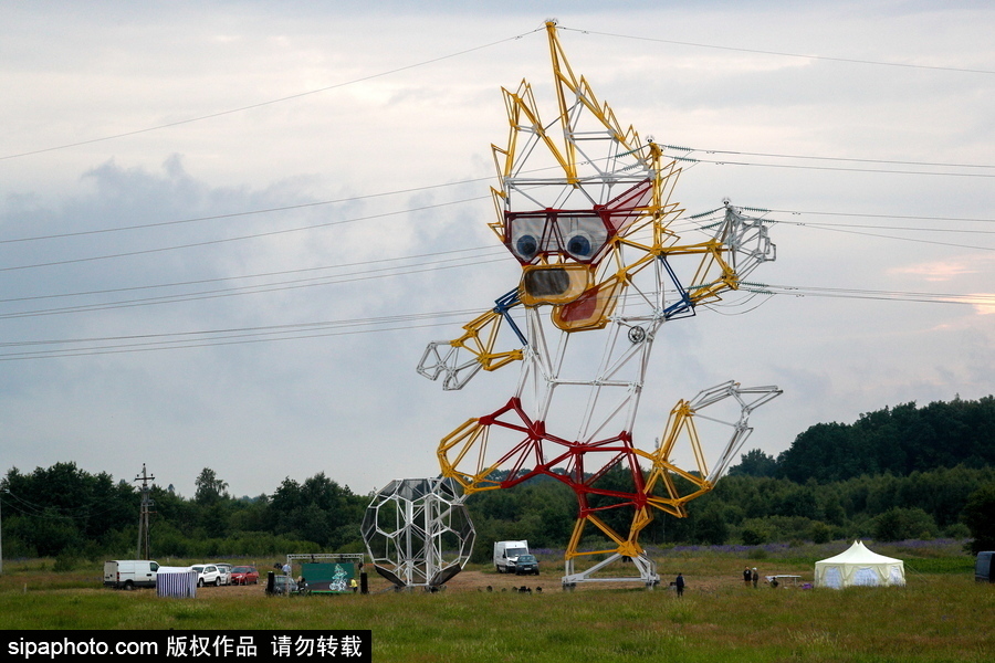 要不要這么萌！俄羅斯路邊一電力塔變身世界杯吉祥物