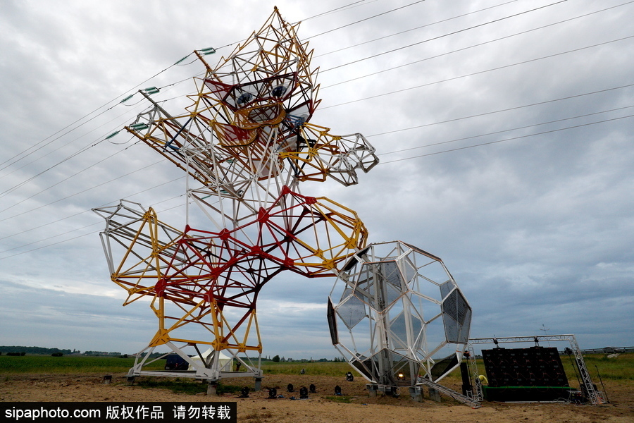 要不要這么萌！俄羅斯路邊一電力塔變身世界杯吉祥物