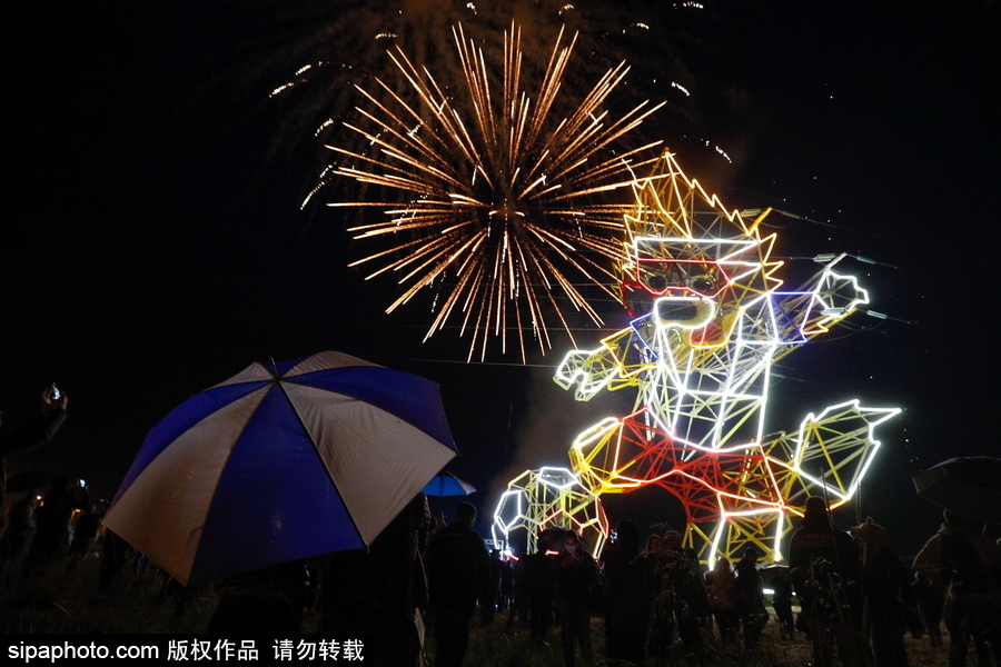 要不要這么萌！俄羅斯路邊一電力塔變身世界杯吉祥物