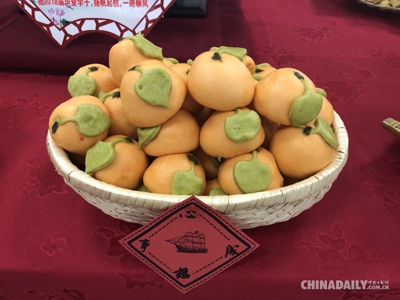 別樣的禮物！大學廚師為畢業(yè)生奉獻特色面點