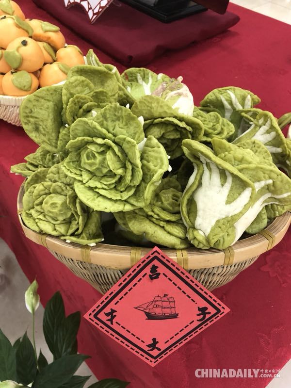 別樣的禮物！大學(xué)廚師為畢業(yè)生奉獻特色面點