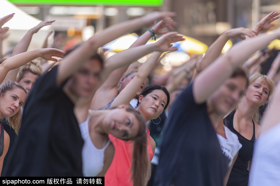 美國紐約時(shí)代廣場上演集體瑜伽 慶祝國際瑜伽日