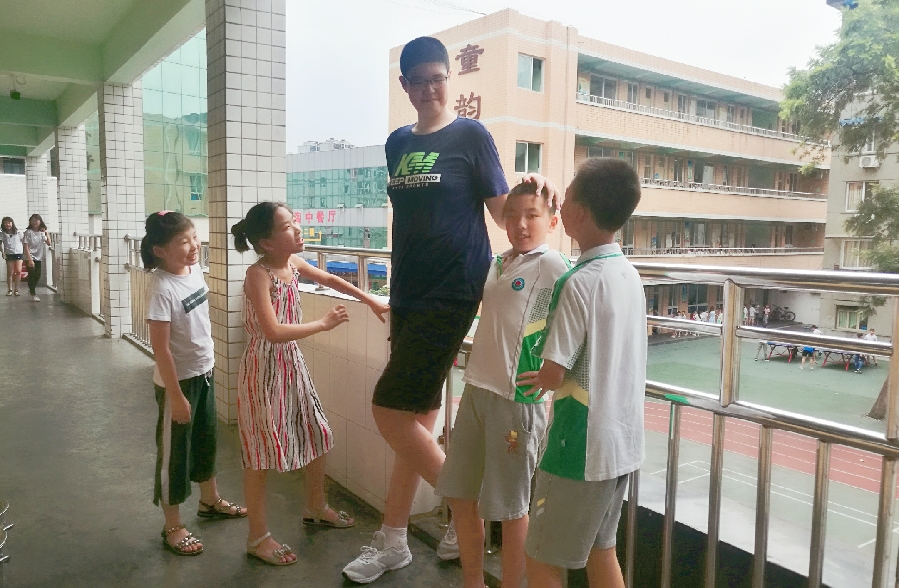 四川樂山11歲小學生身高2.06米 或是全球最高小學生