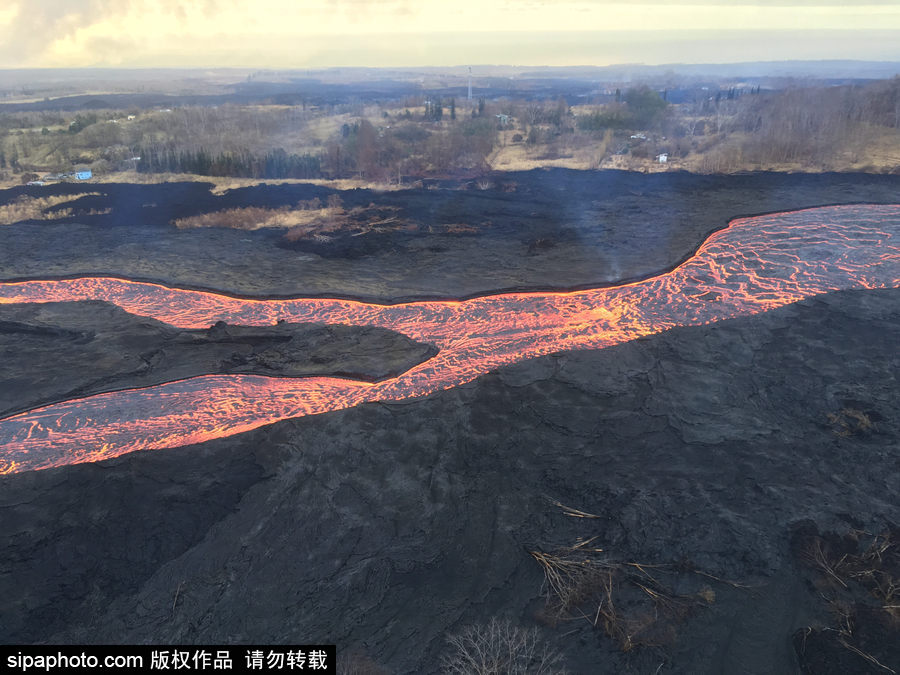 美國基拉韋厄火山持續(xù)活躍 巖漿流動(dòng)似火龍