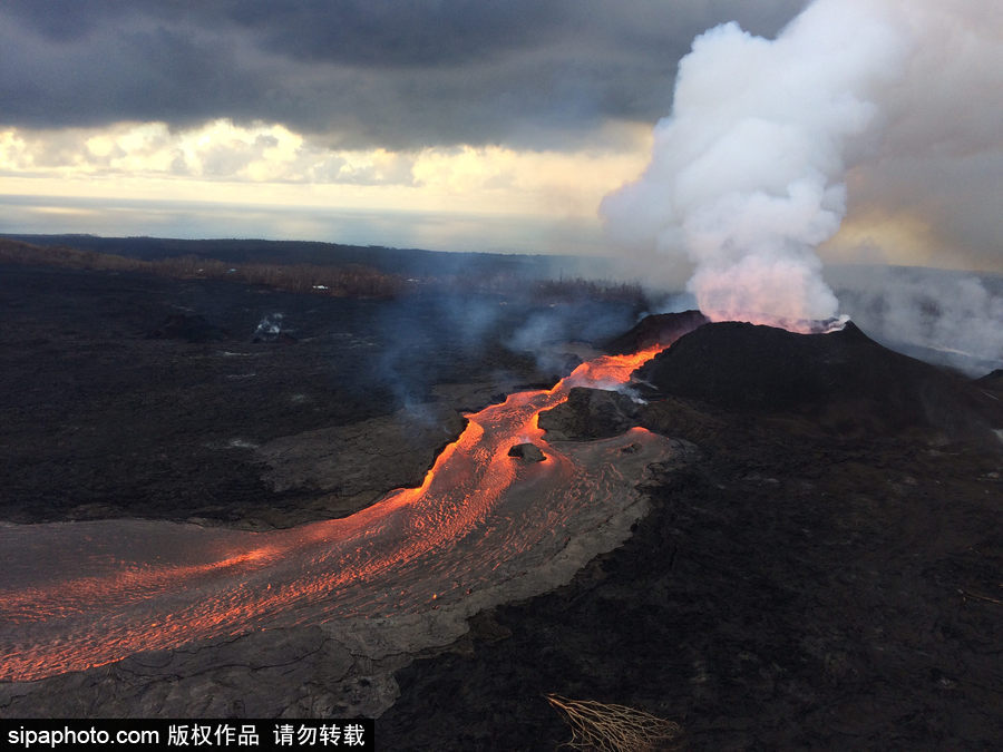 美國(guó)基拉韋厄火山持續(xù)活躍 巖漿流動(dòng)似火龍