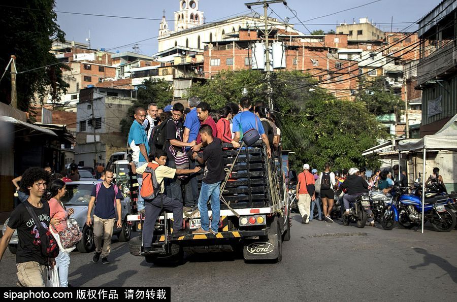 委內(nèi)瑞拉公共交通滯后 民眾乘“掛票”車(chē)出行
