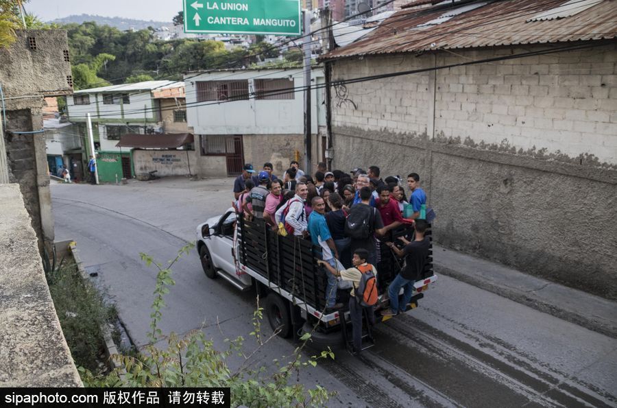 委內瑞拉公共交通滯后 民眾乘“掛票”車出行