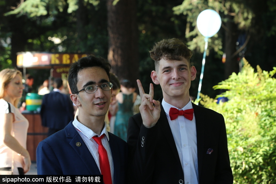 別人家的畢業(yè)游行！索契街頭禮服和氣球交織的浪漫畢業(yè)儀式