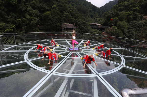 清遠(yuǎn)古龍峽攜4項(xiàng)世界紀(jì)錄問(wèn)鼎高空玻璃觀光新霸主