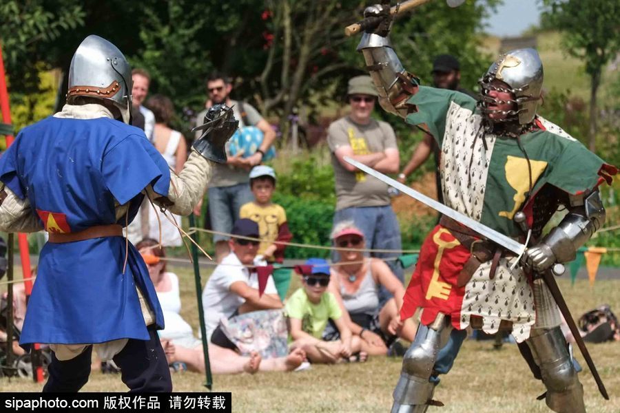 英國(guó)倫敦一公園上演“中世紀(jì)戰(zhàn)爭(zhēng)” 似穿越回冷兵器時(shí)代