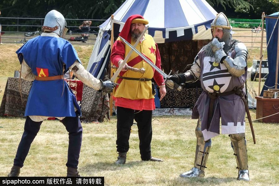 英國(guó)倫敦一公園上演“中世紀(jì)戰(zhàn)爭(zhēng)” 似穿越回冷兵器時(shí)代