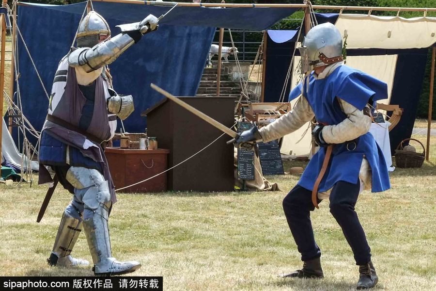 英國(guó)倫敦一公園上演“中世紀(jì)戰(zhàn)爭(zhēng)” 似穿越回冷兵器時(shí)代
