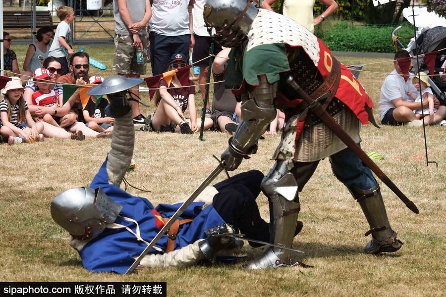 英國倫敦一公園上演“中世紀戰(zhàn)爭” 似穿越回冷兵器時代