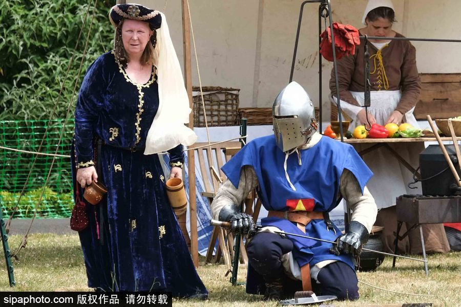 英國(guó)倫敦一公園上演“中世紀(jì)戰(zhàn)爭(zhēng)” 似穿越回冷兵器時(shí)代