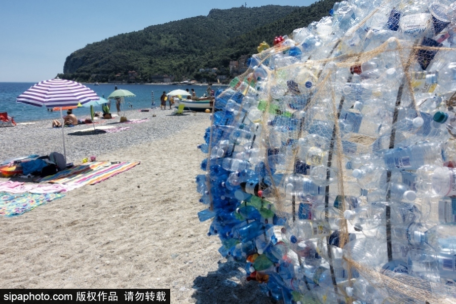 意大利海灘現(xiàn)防曬裝置 廢棄塑料瓶打造環(huán)保實用