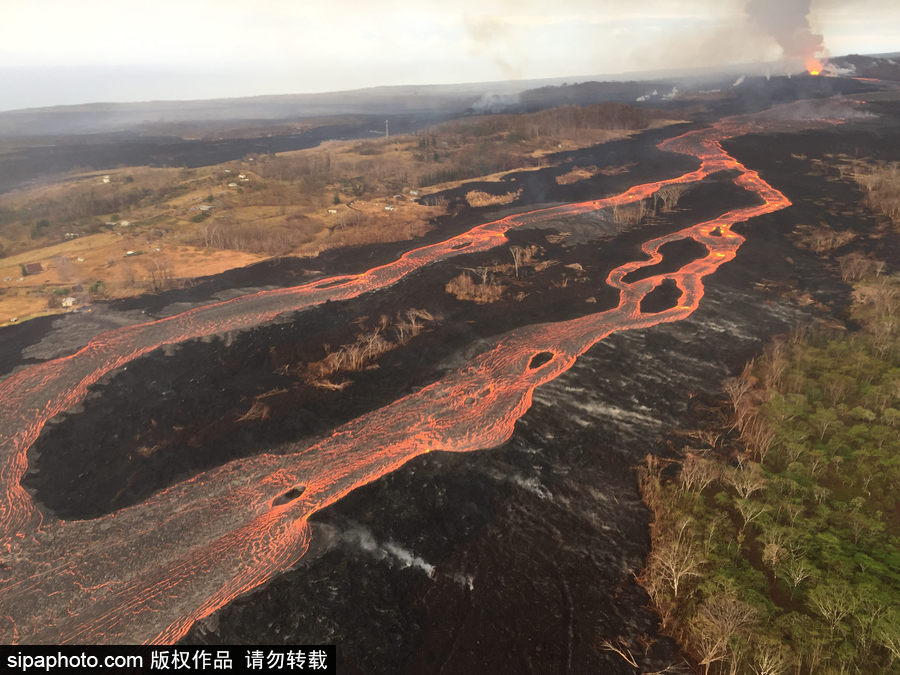 根本停不下來 美國(guó)基拉韋厄火山巖漿成“紅色河流”