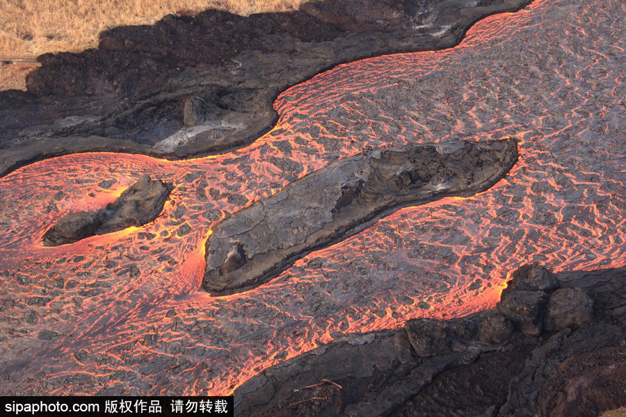 根本停不下來(lái) 美國(guó)基拉韋厄火山巖漿成“紅色河流”