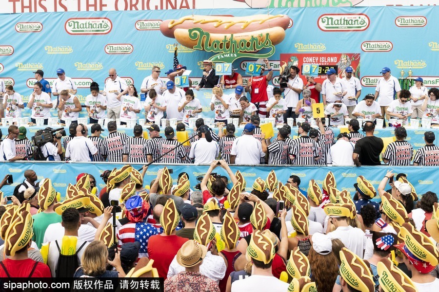 紐約布魯克林國際吃熱狗大賽落幕 選手破紀(jì)錄食量驚人