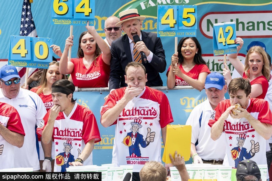 紐約布魯克林國際吃熱狗大賽落幕 選手破紀(jì)錄食量驚人