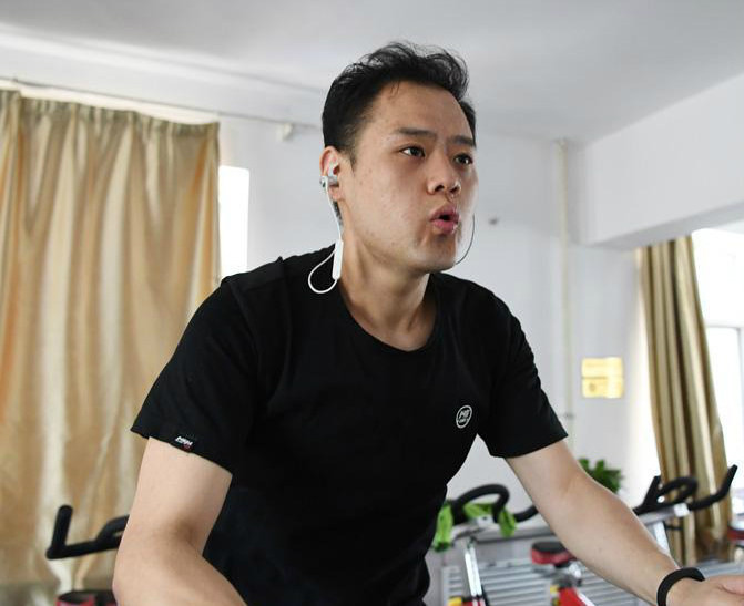 山西胖小伙為父狂減肥，11個月暴瘦173斤！