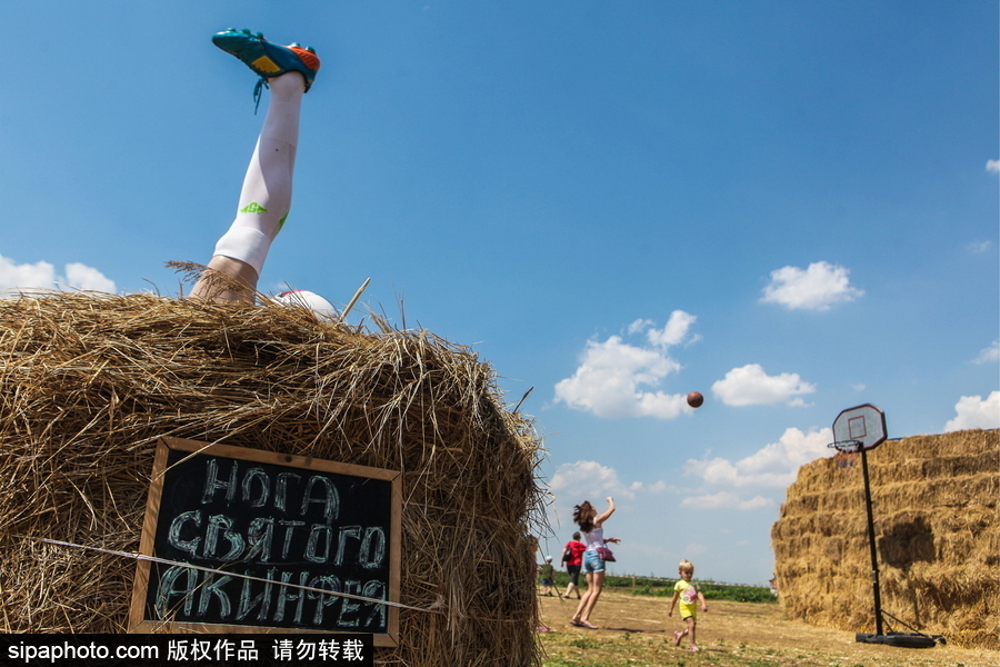 腦洞太奇特了！俄羅斯一農(nóng)場(chǎng)現(xiàn)國(guó)家隊(duì)門將左腳雕塑