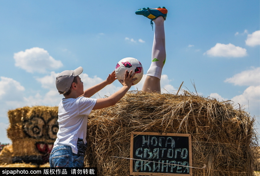 腦洞太奇特了！俄羅斯一農場現(xiàn)國家隊門將左腳雕塑
