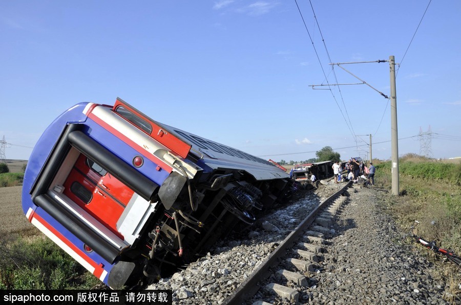土耳其泰基爾達發(fā)生列車出軌事故 至少10人死亡