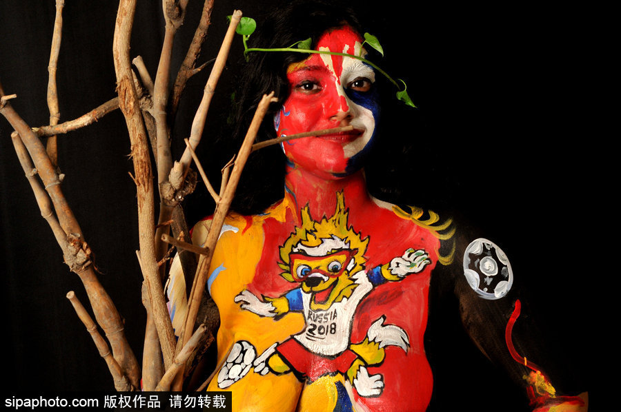 體育和藝術(shù)的完美結(jié)合！印度球迷將身體當(dāng)畫(huà)布繪上世界杯吉祥物