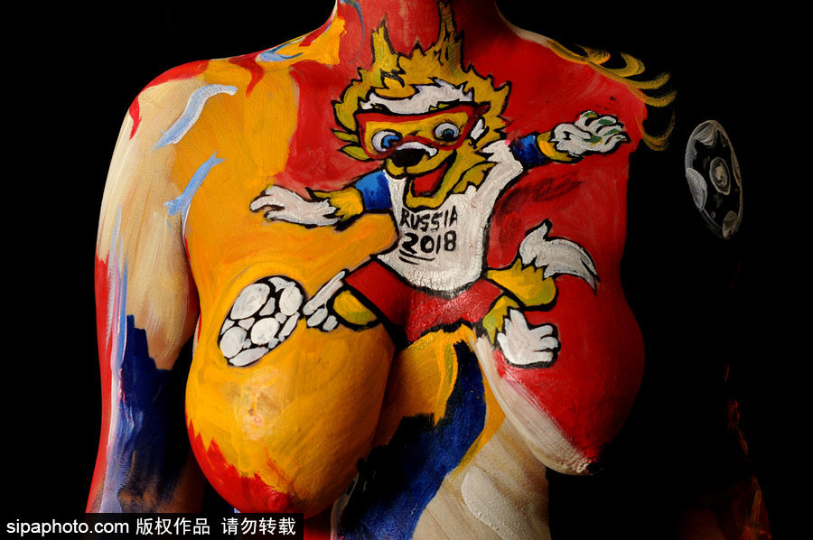 體育和藝術(shù)的完美結(jié)合！印度球迷將身體當(dāng)畫(huà)布繪上世界杯吉祥物