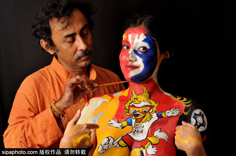 體育和藝術(shù)的完美結(jié)合！印度球迷將身體當(dāng)畫布繪上世界杯吉祥物