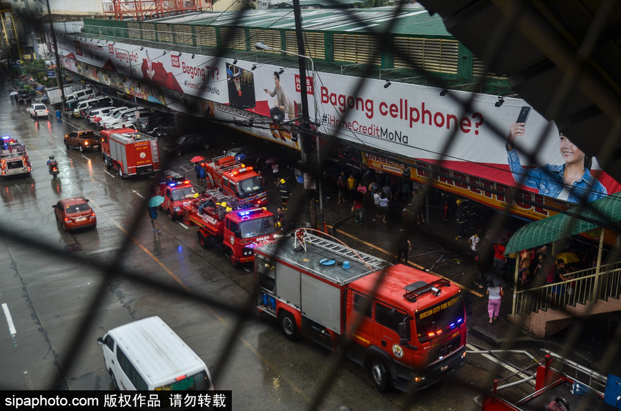 菲律賓市場(chǎng)火災(zāi)后現(xiàn)場(chǎng)狼藉 市民工作生活仍在繼續(xù)