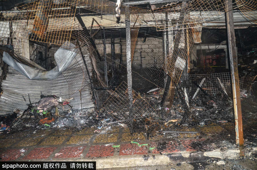 菲律賓市場火災后現(xiàn)場狼藉 市民工作生活仍在繼續(xù)