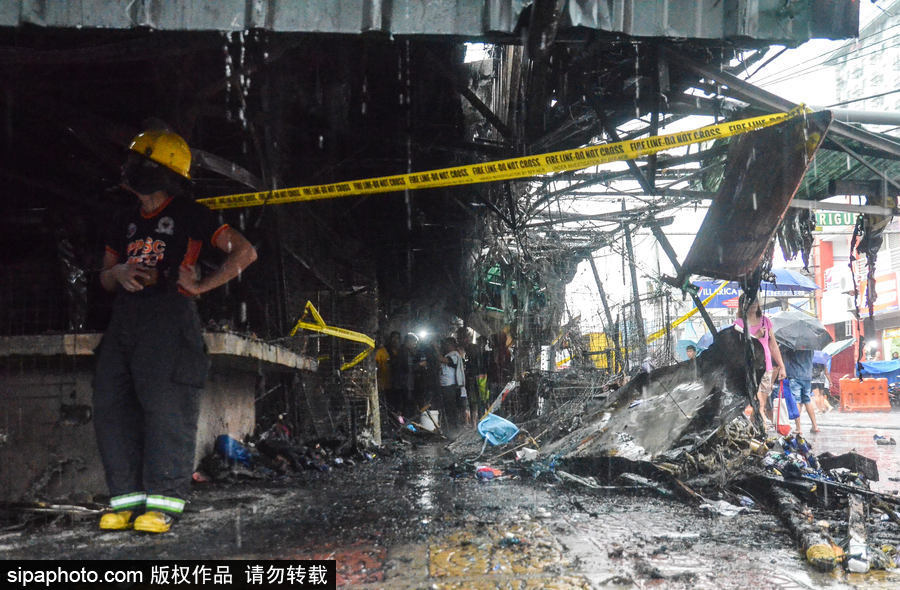 菲律賓市場火災后現(xiàn)場狼藉 市民工作生活仍在繼續(xù)