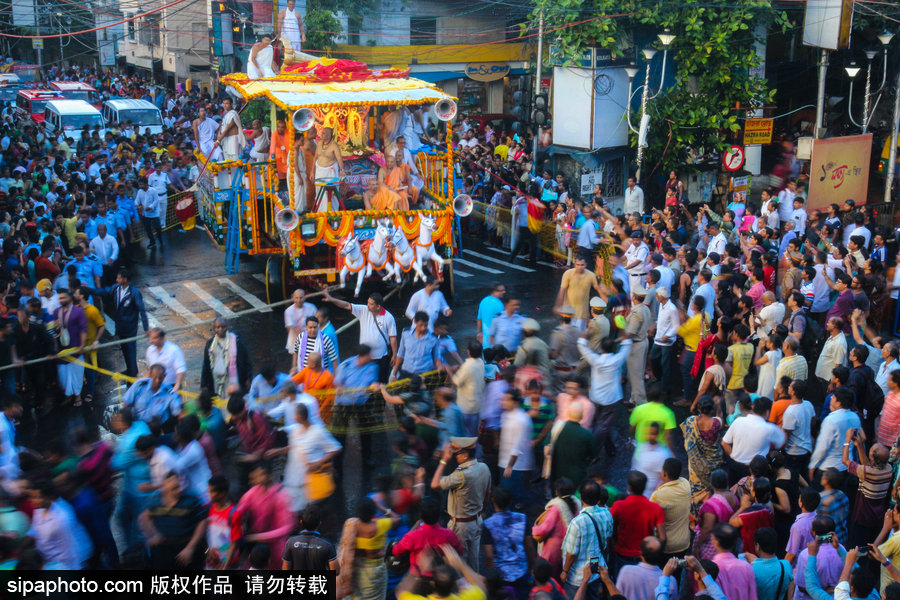 造型夸張形態(tài)各異！印度人民走上街頭慶祝扎格納特乘車節(jié)
