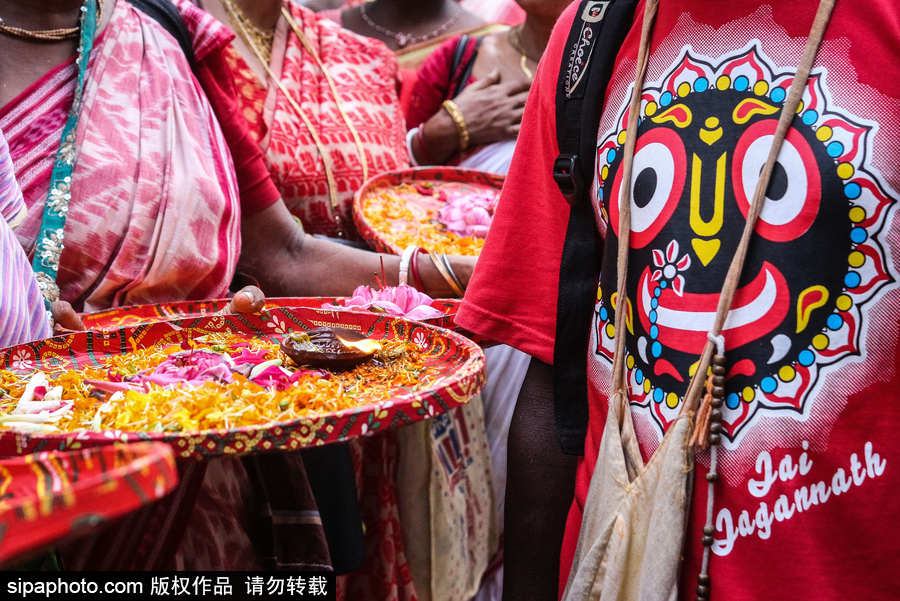 造型夸張形態(tài)各異！印度人民走上街頭慶祝扎格納特乘車節(jié)