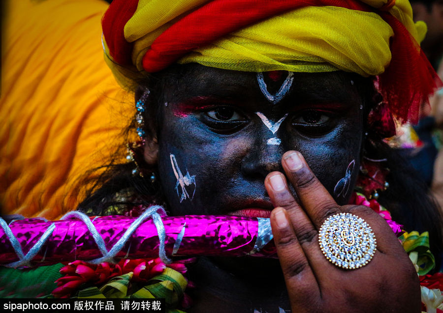 造型夸張形態(tài)各異！印度人民走上街頭慶祝扎格納特乘車節(jié)
