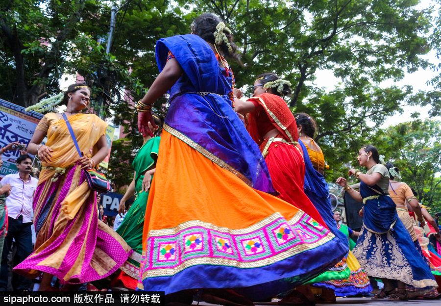 造型夸張形態(tài)各異！印度人民走上街頭慶祝扎格納特乘車節(jié)